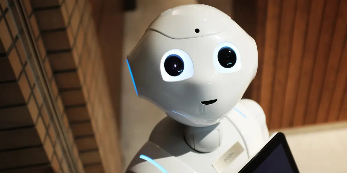 Robot humanoïde blanc photographié sur fond sombre