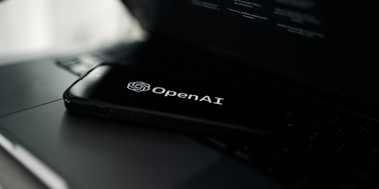 Gros plan d'un ordinateur portable sur un bureau affichant l'interface de ChatGPT