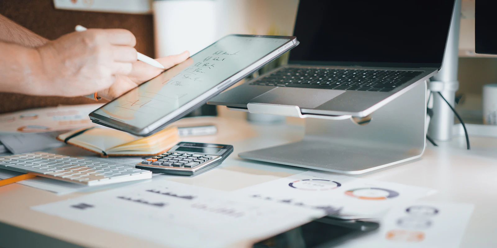 Ordinateur portable et calculatrice sur un bureau de travail